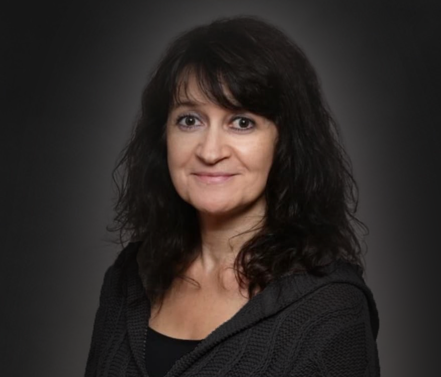 Frau mit schwarzen T-Shirt auf schwarzem Hintergrund